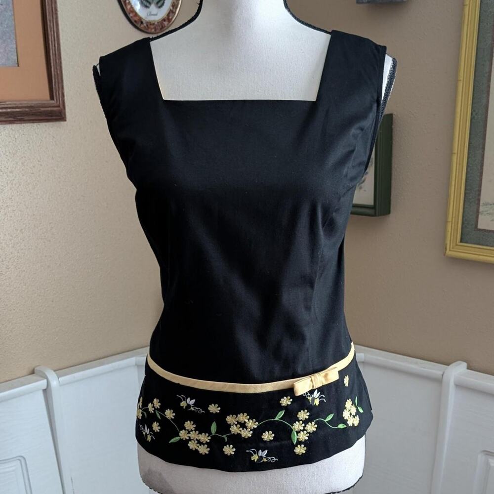 2000s Sag Harbor Floral/Bee Embroidered Top